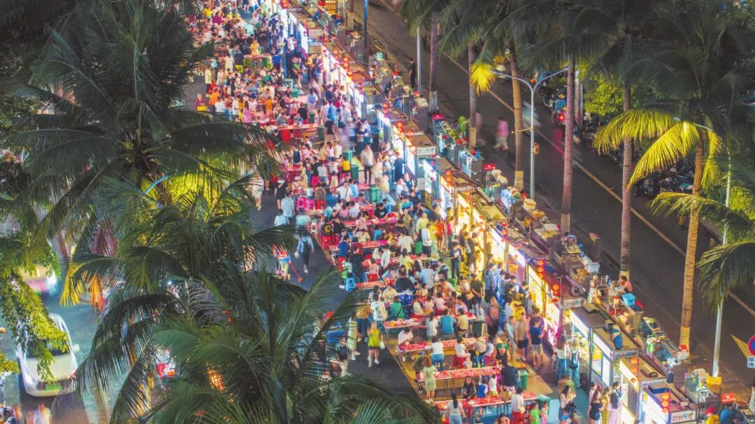 海口日报记者/杨鹤摄5月2日傍晚,随着夜幕降临,2024海口市全民健身