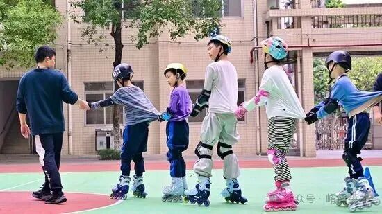 2025年12月11日，广东佛山市康复实验学校轮滑队在操场上训练。新华社记者 吴青昊 摄