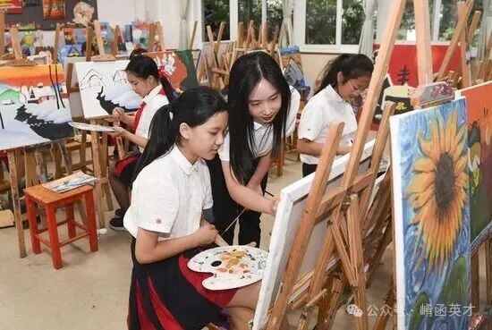 2022年9月14日，重庆谢家湾学校学生在练习绘画。新华社记者 王全超 摄