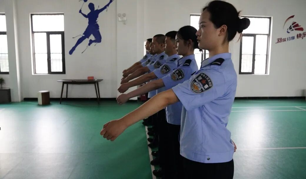 军姿挺拔,目不转睛.