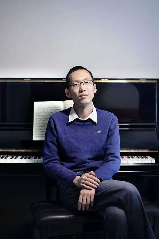 钢琴的男人

中度可信度描述已自动生成