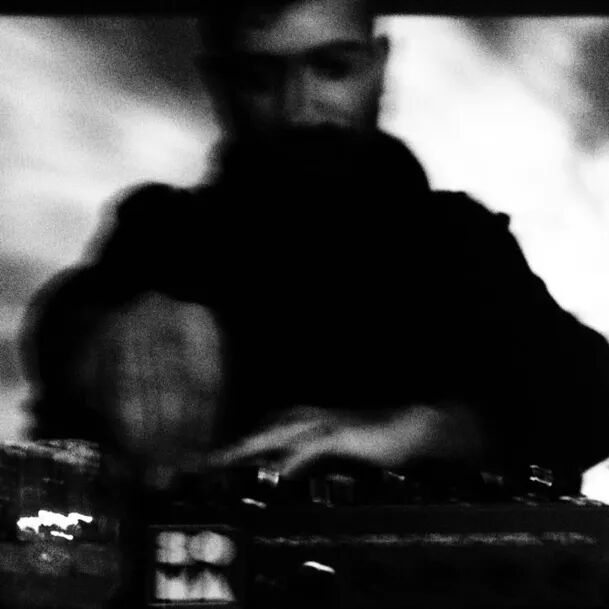 模糊的照片男人的黑白照

中度可信度描述已自动生成