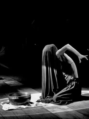 男人跳起来玩滑板的黑白照

描述已自动生成