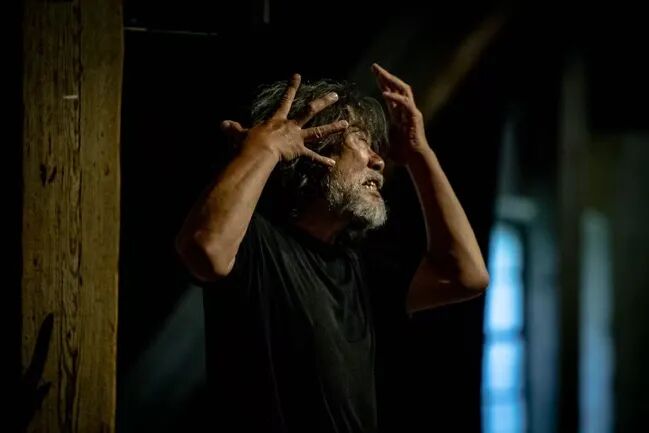 图片包含 人, 男人, 站, 看着

描述已自动生成