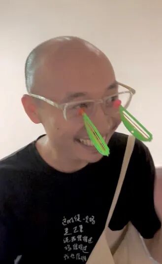 人在刷牙

描述已自动生成