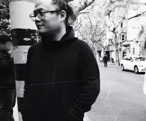 人站在街道上

描述已自动生成