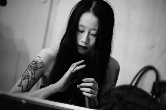 女人拿着手机

描述已自动生成