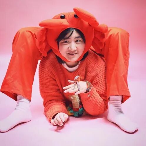 图片包含 人, 室内, 帽子, 泰迪熊

描述已自动生成