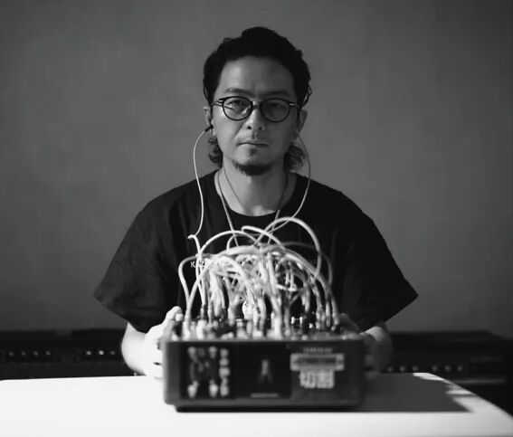 桌子上放着蛋糕的男人

中度可信度描述已自动生成