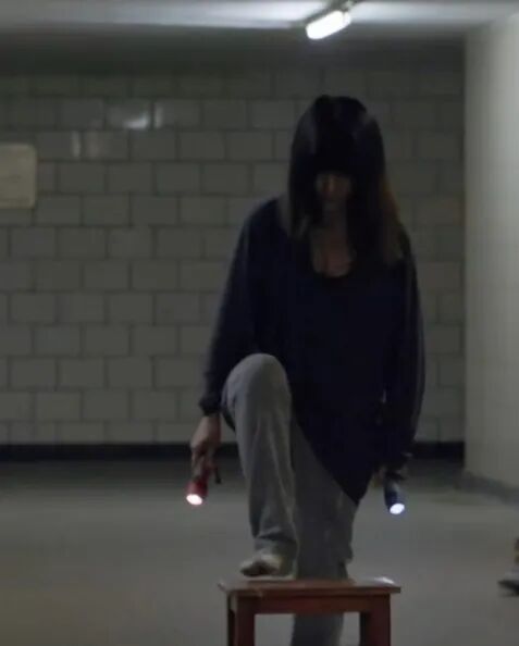 跳起来的人

描述已自动生成