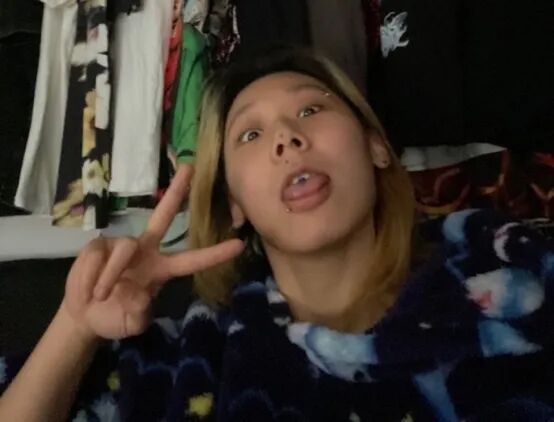 图片包含 人, 室内, 小, 小孩

描述已自动生成