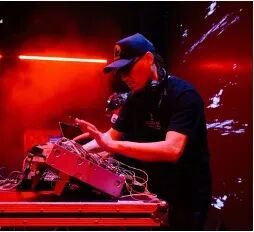 男人在舞台上弹吉他

低可信度描述已自动生成