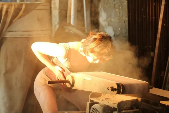 图片包含 人, 室内, 火, 小

描述已自动生成