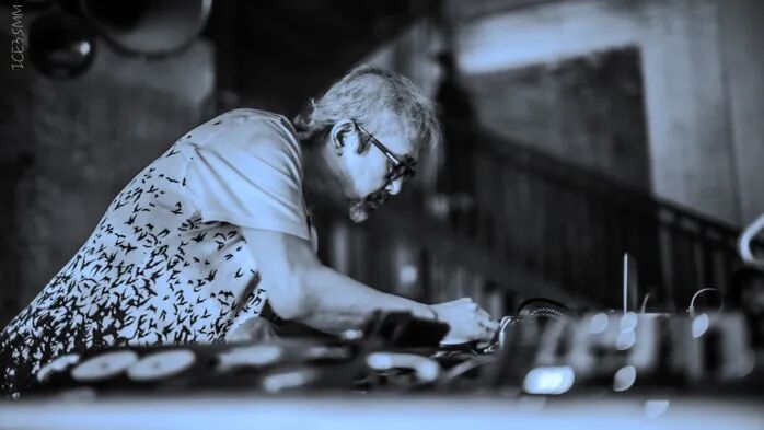 人在街道上

低可信度描述已自动生成