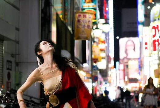 女人在街道上走

描述已自动生成