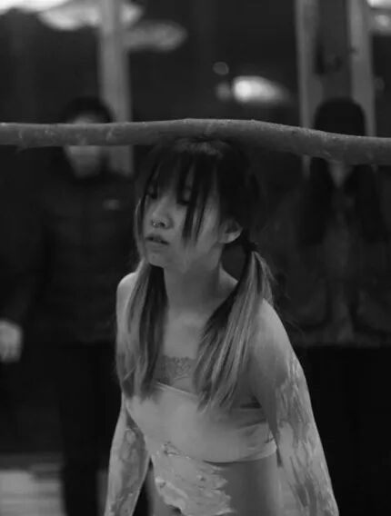 穿白色衣服的女人

描述已自动生成