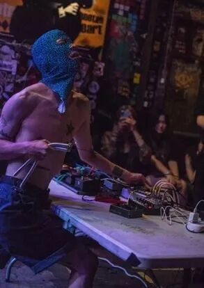 图片包含 人, 室内, 男人, 桌子

描述已自动生成