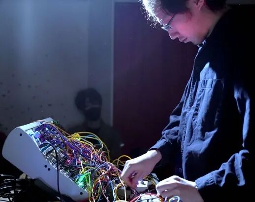 男人站在摩托车旁摆拍

低可信度描述已自动生成