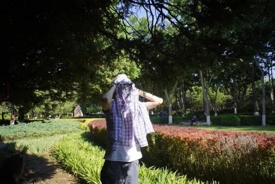 人站在草地上

描述已自动生成