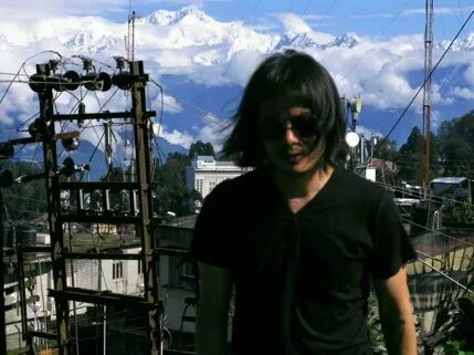 男子站在山上

中度可信度描述已自动生成