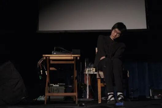 穿黑色衣服的男人在电视前

描述已自动生成