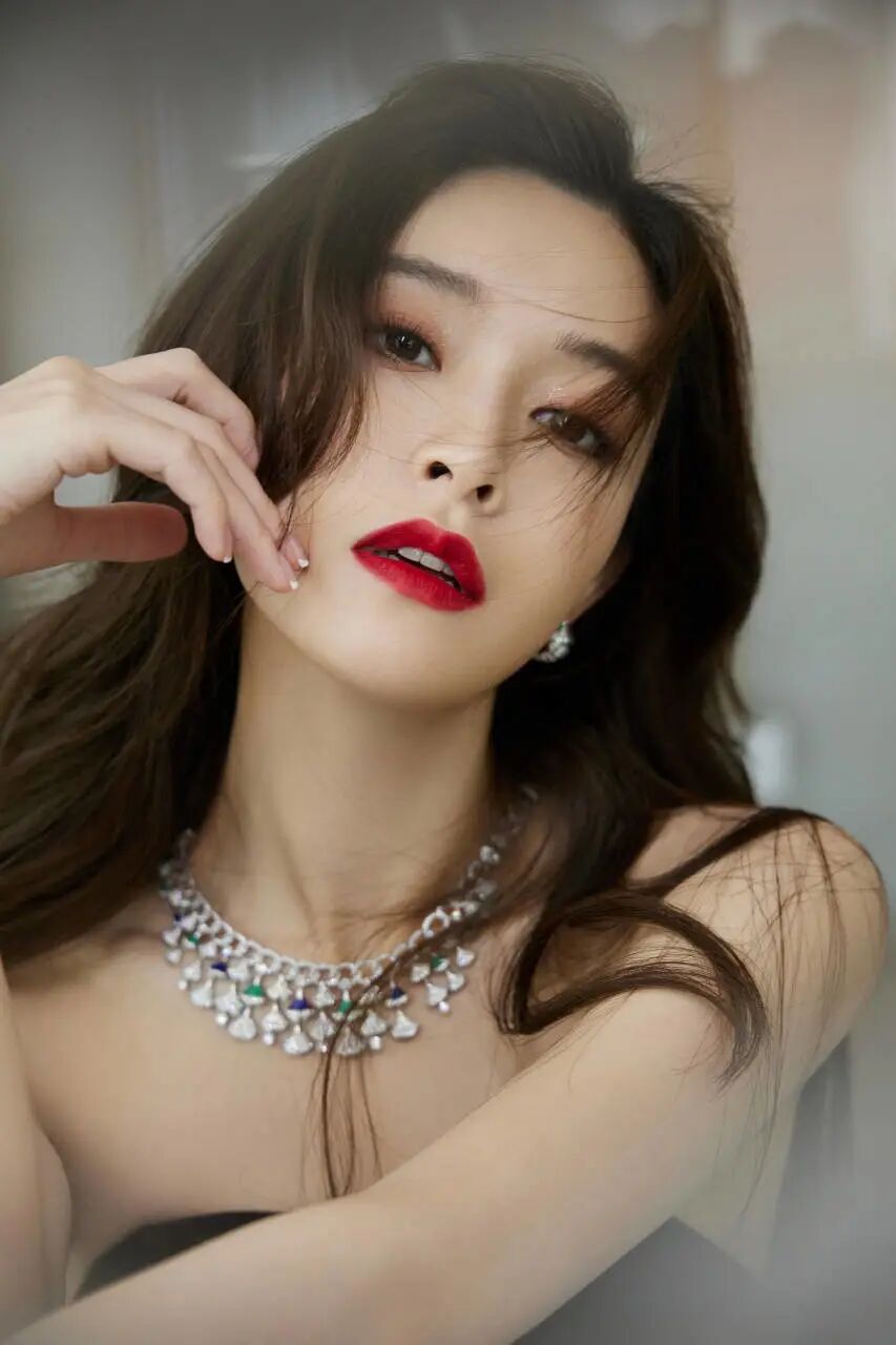 文咏珊美图大秀事业线雪肤玉貌身材曼妙性感火辣