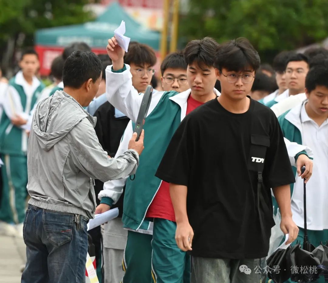 一大早,松桃民族中学,松桃第三高级中学,松桃第六中学考点已经聚集了