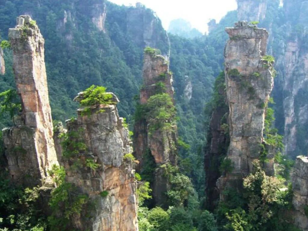 五指山:这是一组形状独特的山峰,远远望去,如同五根巨大的手指直插