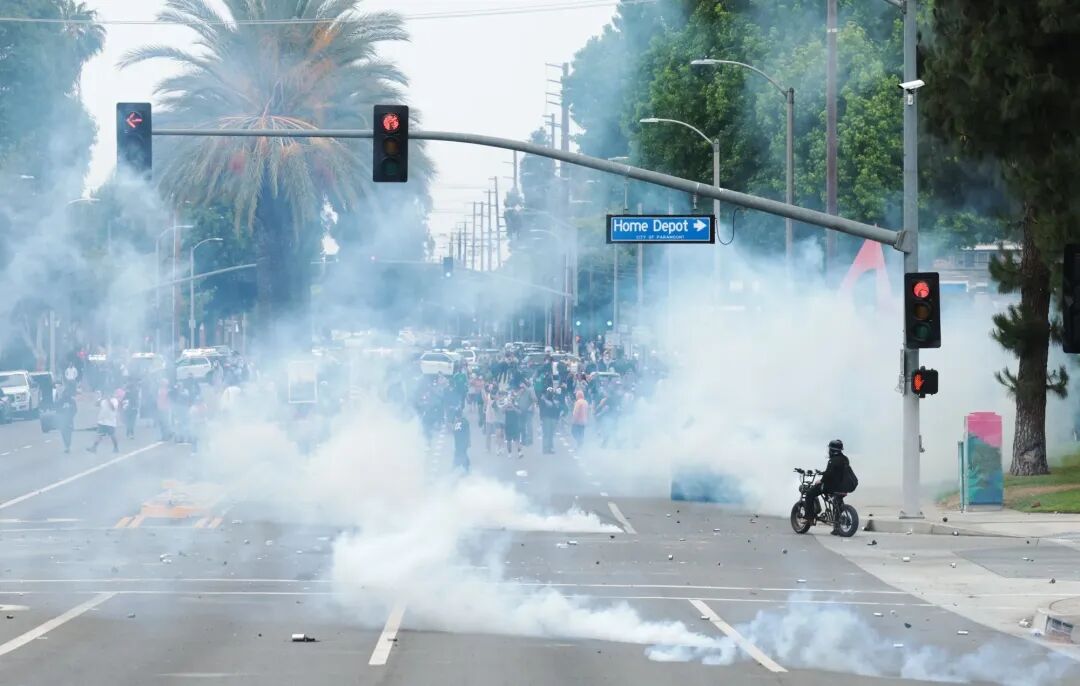 6 月 7 日，加利福尼亚州派拉蒙 （Paramount） 警方在抗议 ICE 和移民突袭期间发射催泪瓦斯。