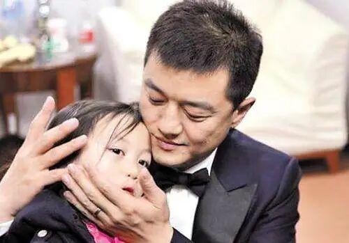 李亚鹏女儿天生兔唇，却让人同情不起来，只因她是天后之女？_搜狐网