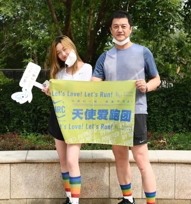 14岁李嫣与爸爸一起做公益，兔唇已完全治好|王菲_新浪新闻