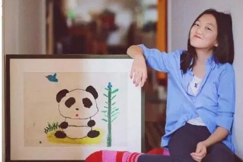 王菲罕见晒自拍照戴女儿李嫣公益珠宝