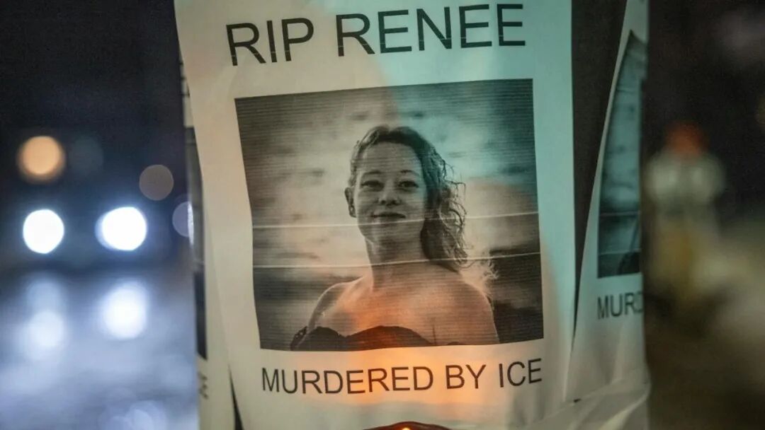 一名美国公民在拍摄ICE执法，离开时被连开3枪当场击毙，随后街头失控，催泪弹清场...