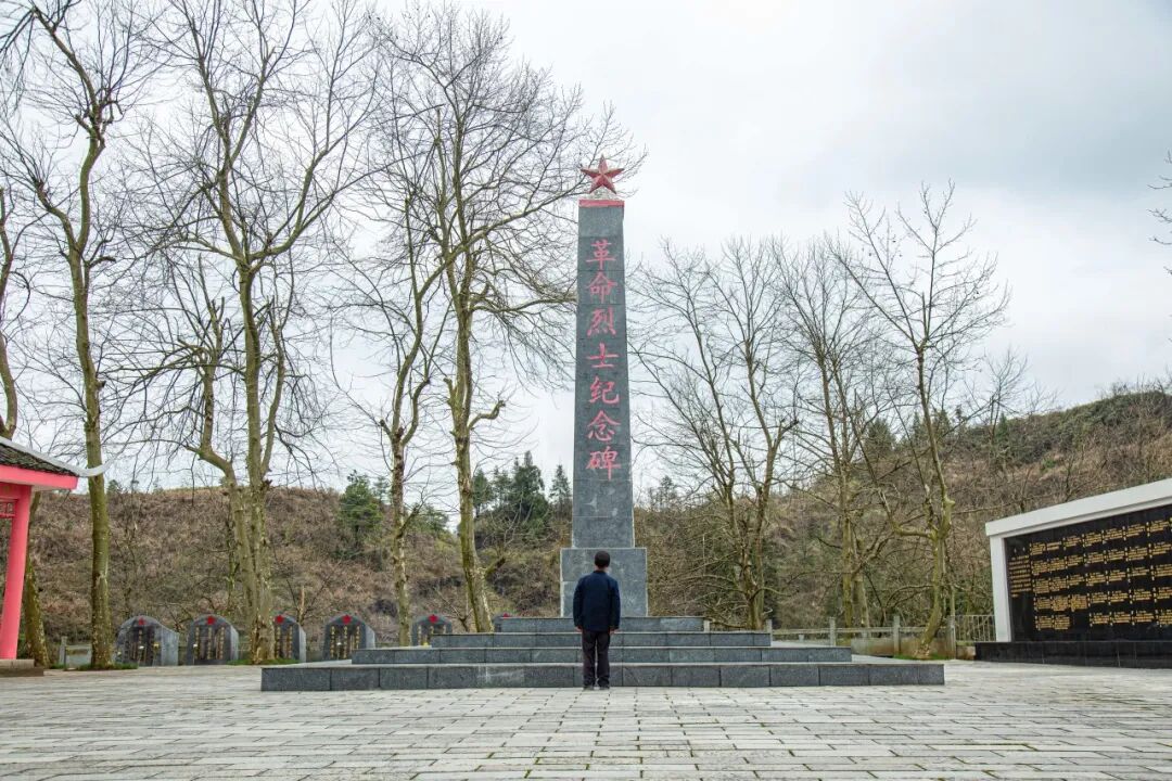 到达烈士陵园后,刘泽东婉拒了搀扶,缓慢而坚定的踏上了去见"老友"的