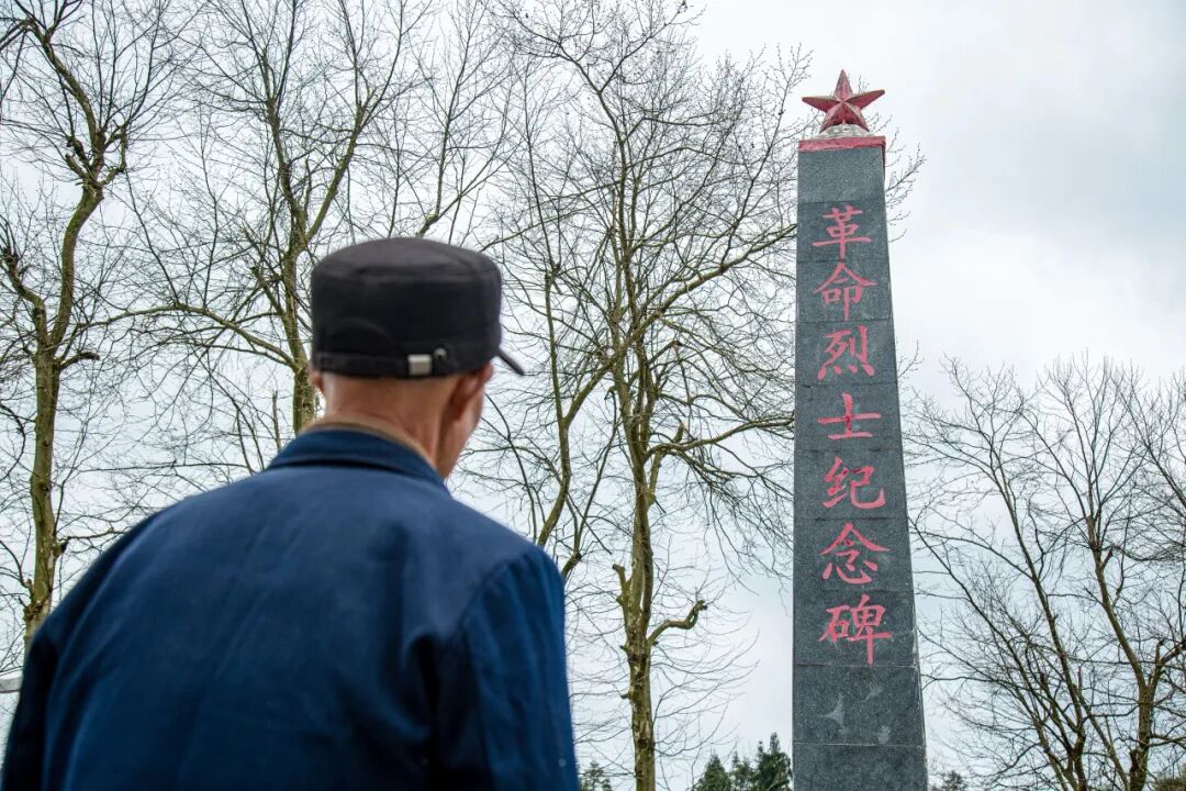 "——刘泽东清晨的阳光洒向万山区烈士陵园,高耸的革命历史纪念碑上