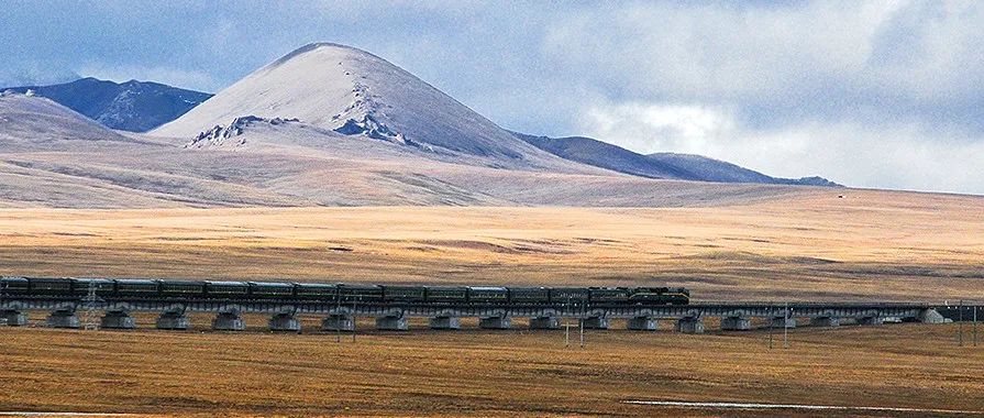 世界首条环沙漠铁路通车，“美的”凉风吹进塔克拉玛干！
