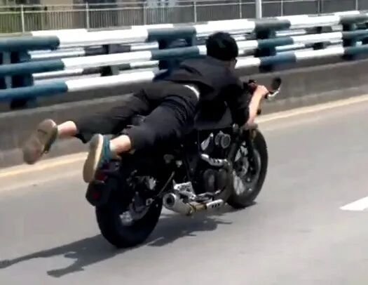 精神小伙儿骑行炫技还高调炫耀，交巡警依法严处！