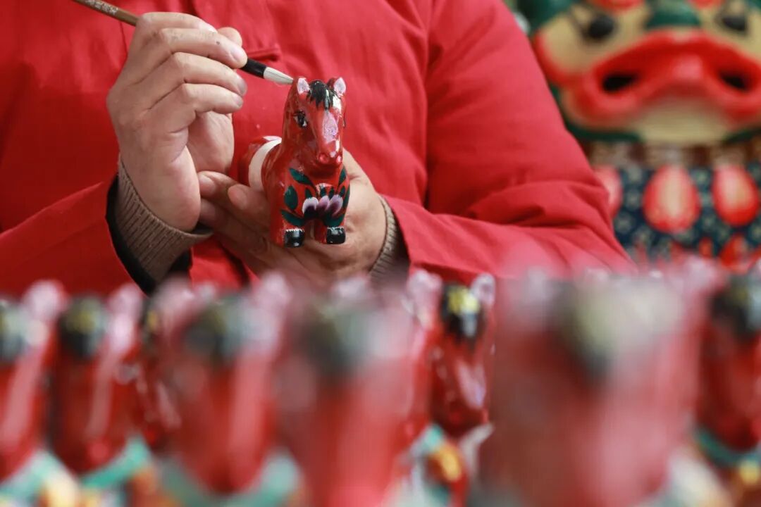 3-2026年1月2日，在山东潍坊高密市姜庄镇，聂家庄泥塑艺人聂来忱在创作生肖马泥塑作品。（李海涛 摄） (2).JPG