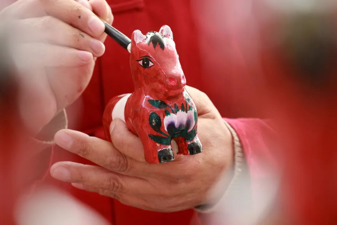 6-2026年1月2日，在山东潍坊高密市姜庄镇，聂家庄泥塑艺人聂来忱在创作生肖马泥塑作品。（李海涛 摄）.jpg