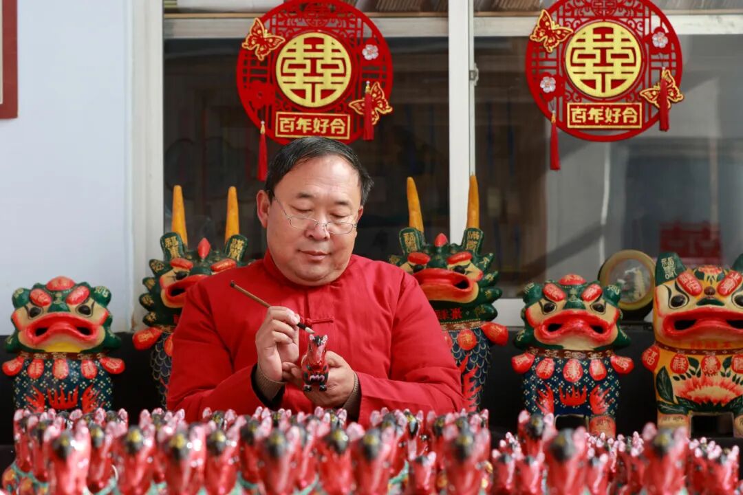 1-2026年1月2日，在山东潍坊高密市姜庄镇，聂家庄泥塑艺人聂来忱在创作生肖马泥塑作品。（李海涛 摄） (2).jpg