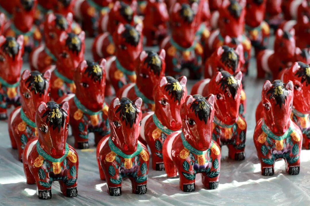 2026年1月2日在山东潍坊高密市姜庄镇拍摄的生肖马泥塑作品。（李海涛 摄） (2).jpg