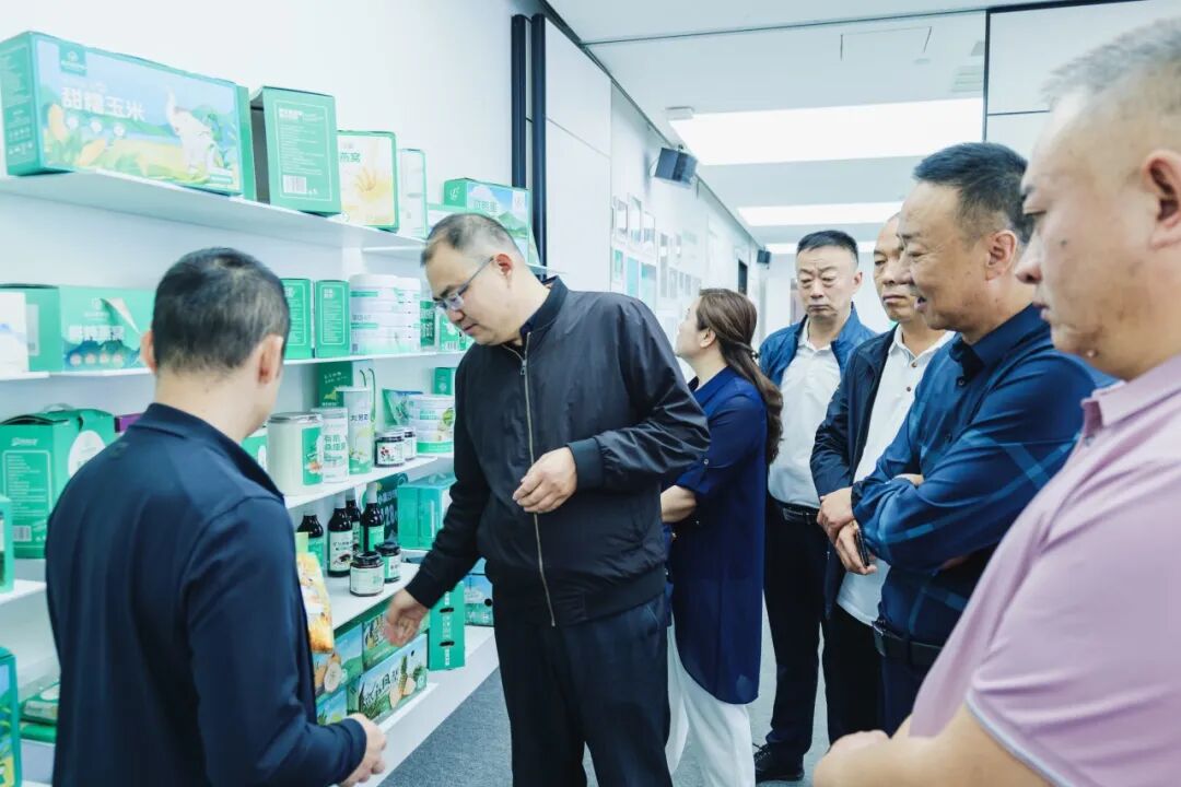 新疆阿勒泰地区领导一行到访远方好物 (1).jpg