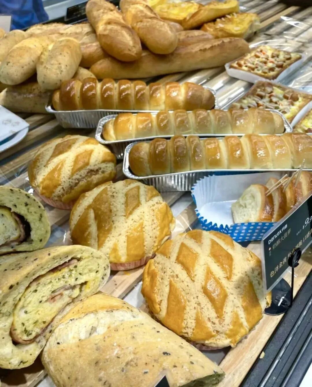 小红书@哎我说王大宝丹香面包在乳山店面很多,基本每天都供不应求,爱