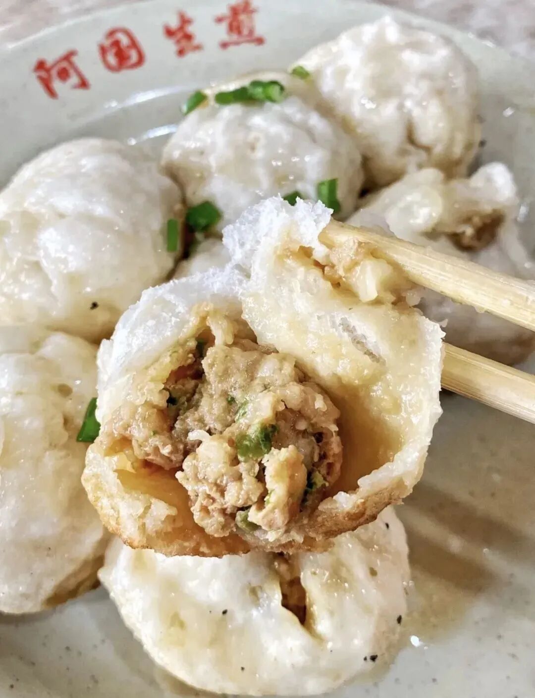 生煎按个数售卖,面皮全部用老面制作,吃的出小麦粉发酵的香味,皮薄个