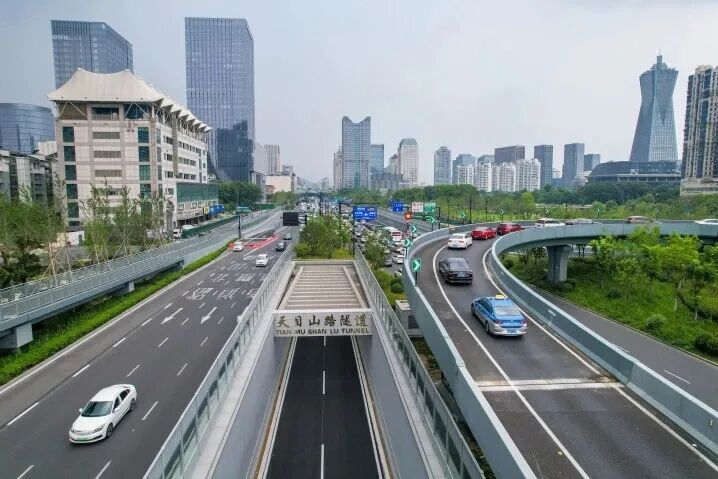 <p>天目山路隧道</p>
