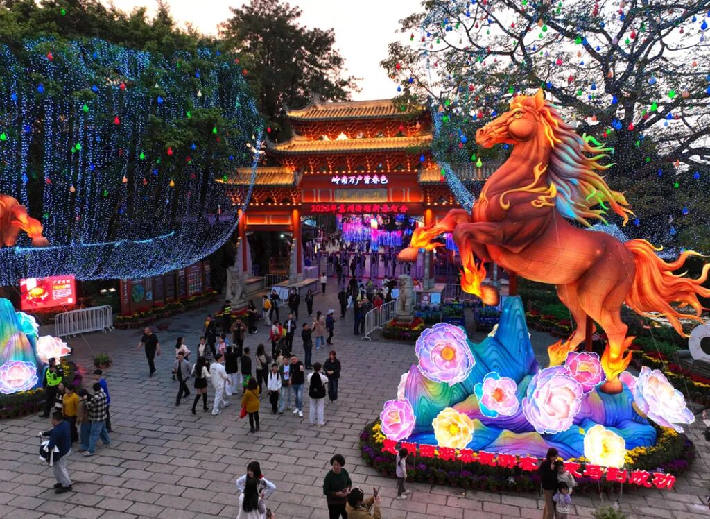 2026年惠州西湖花灯试亮灯，平湖门前摆放着两座“马灯”，气势恢宏，很有新年的气氛。试亮灯也引来了许多市民前来拍照打卡。