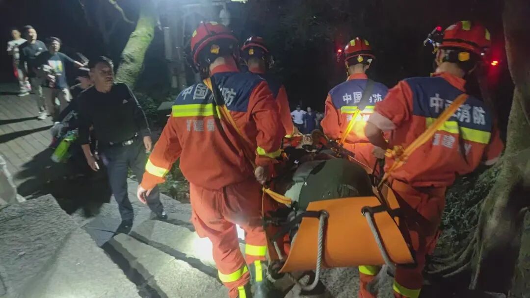 担架救人怎么使用语出惊人！福州民警半山腰救人，反被女子指责引热议……_https://www.jmylbn.com_新闻资讯_第3张
