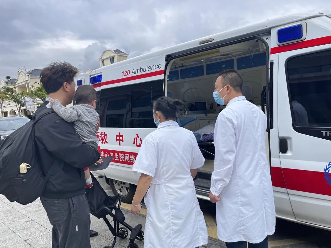受伤小朋友在家人的陪伴下坐上120急救车_副本.jpg