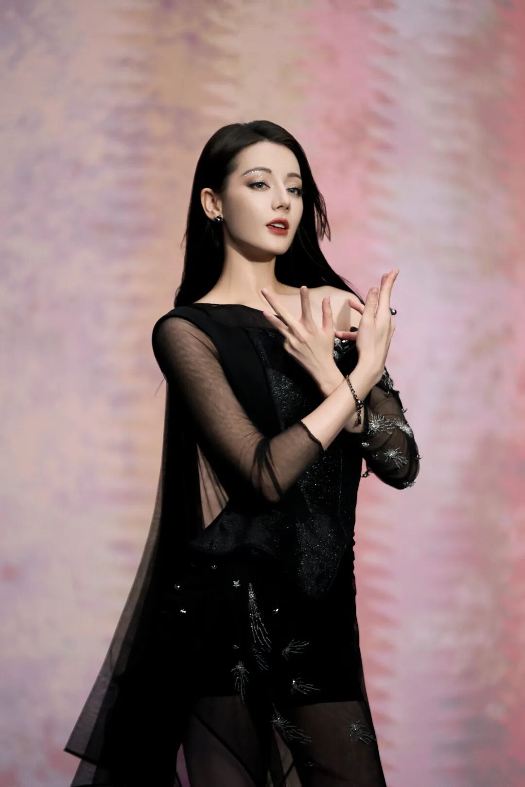 迪丽热巴扫腿舞
