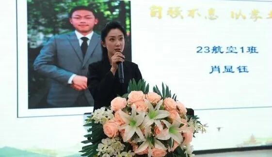 航空教研组长刘婷老师,计算机教研组长韩晓老师,上一届孝心少年李鑫豪